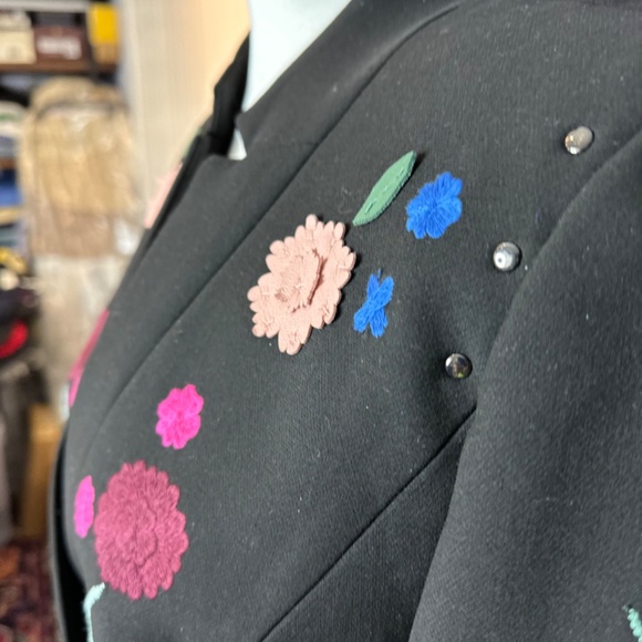 Carlisle Collection Black fitted blazer w/colorful appliqué flowers. Size 8 EUC - Picture 5 of 15